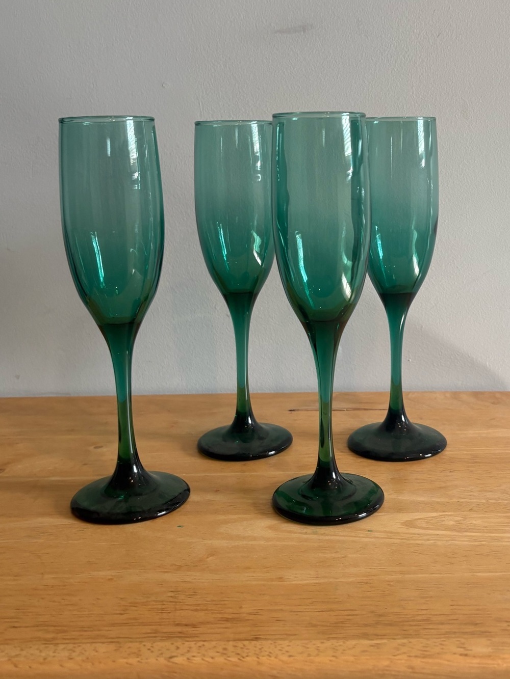 Set of 4 Emerald Green Champagne Flutes | Elegant Vintage Style Glassware - Picture 2 of 4